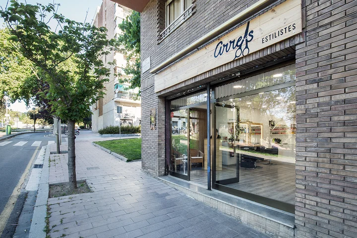 Fachada de Arrels Estilistes en Carrer de Marie Curie, Barcelona
